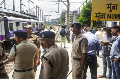 Mumbai Train Tragedy: 4 Dead After Falling From Overcrowded Local, Many Injured